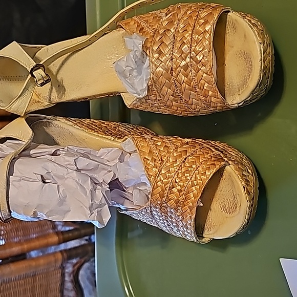 Elegant Woven Wedge Sandals - Tan - Picture 1 of 4